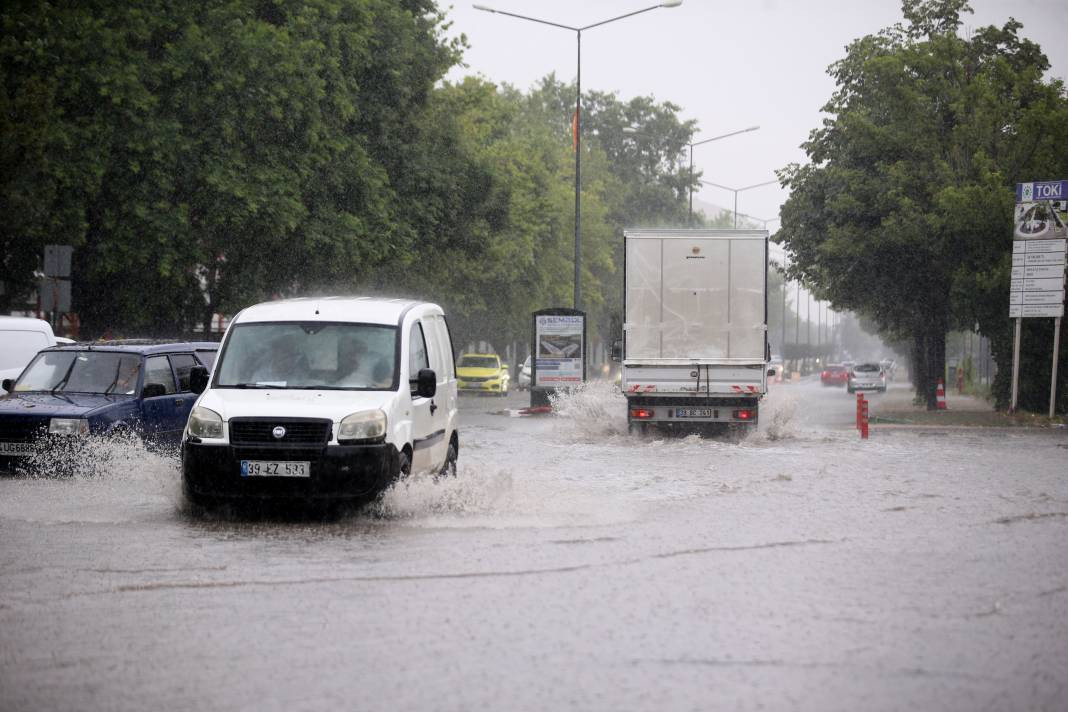 Edirne ve Kırklareli’ni sağanak vurdu: Vatandaşlar zor anlar yaşadı - Resim: 1